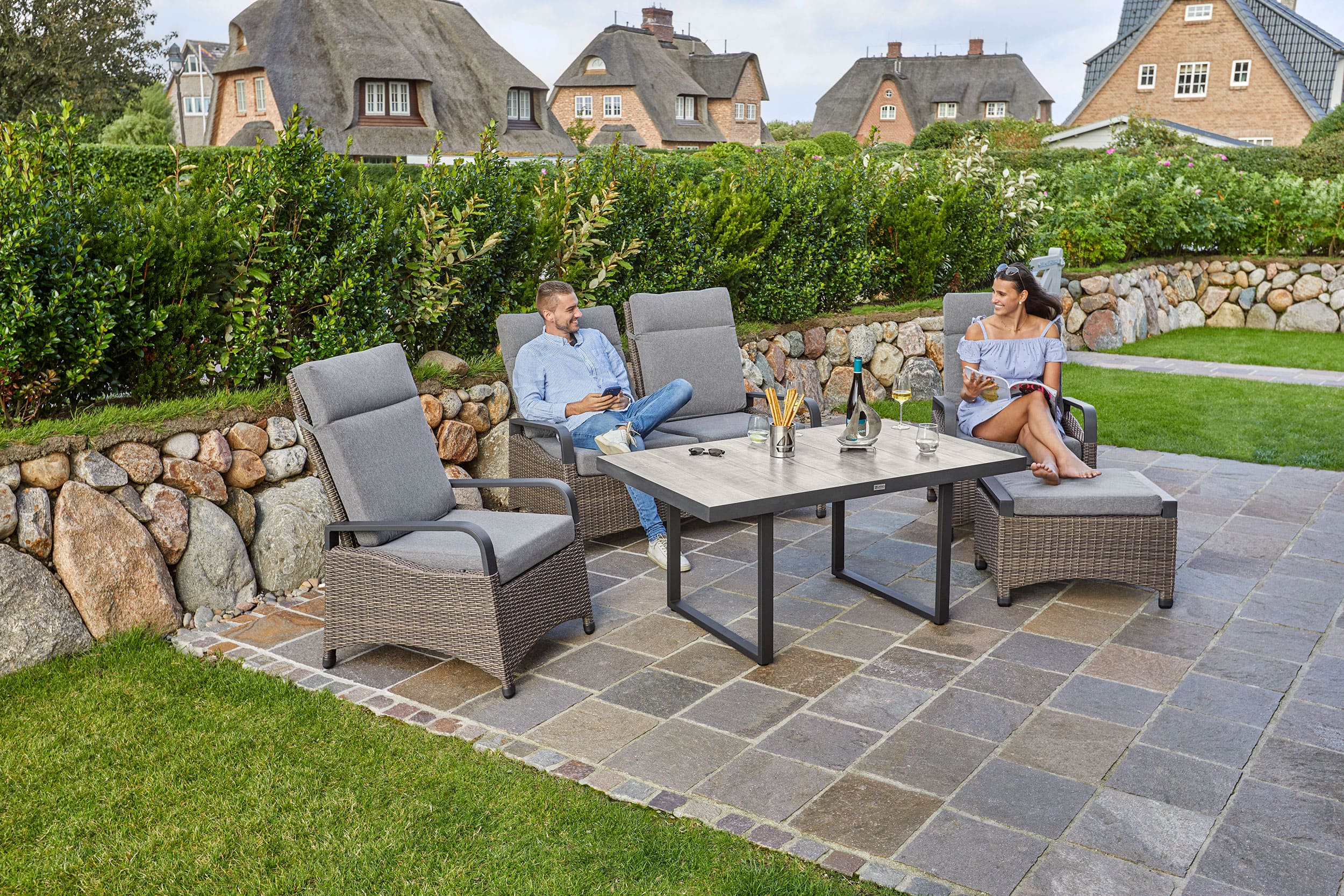 LC Garden »Komido« Gartensessel omega braun 88x67x105cm Verstellsessel aus handgeflochtenem Polyrattan inkl. Sitzkissen