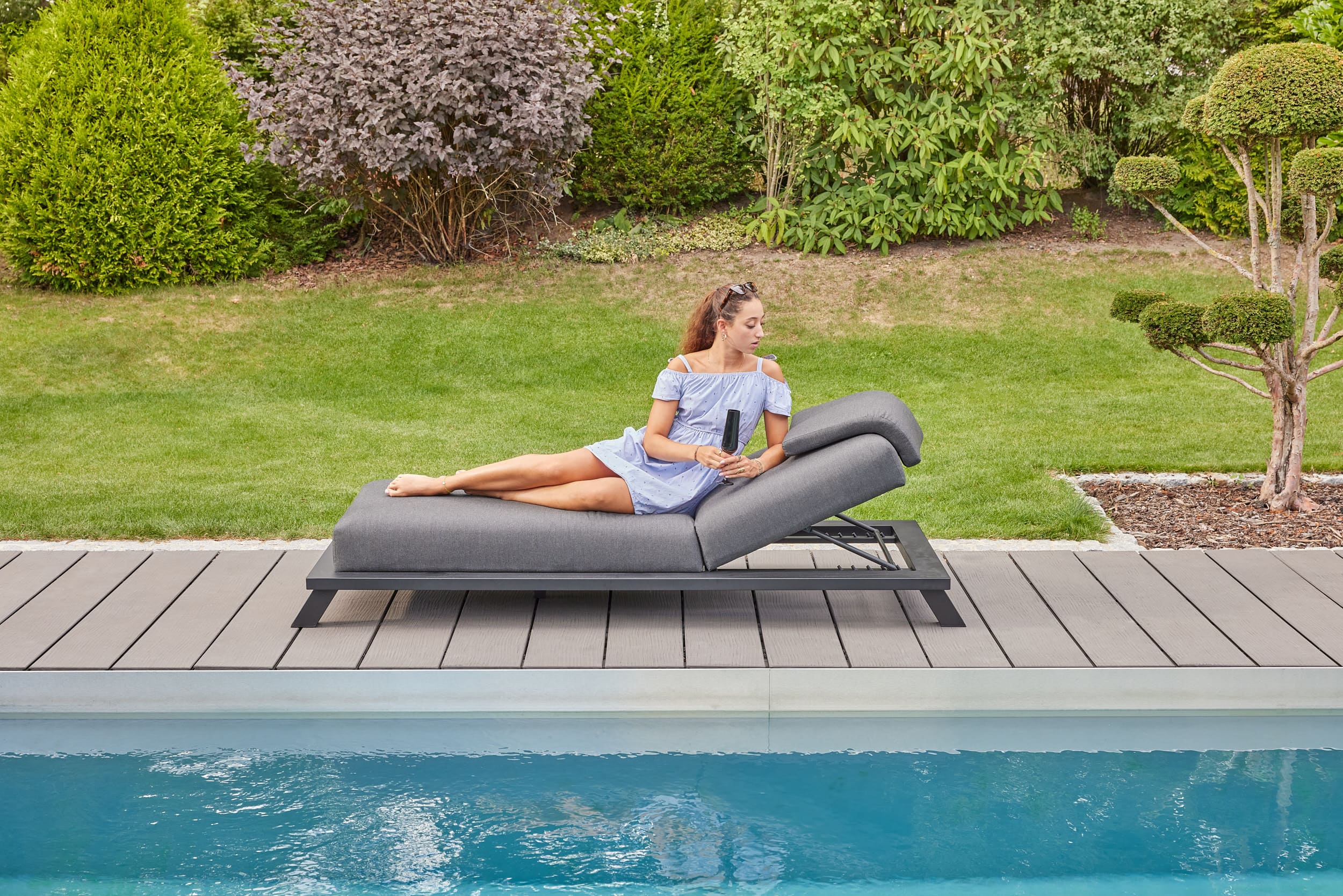 »Sunrino« Loungeliege sooty Gartenliege inkl. Ablage Sunbrella®-Bezug