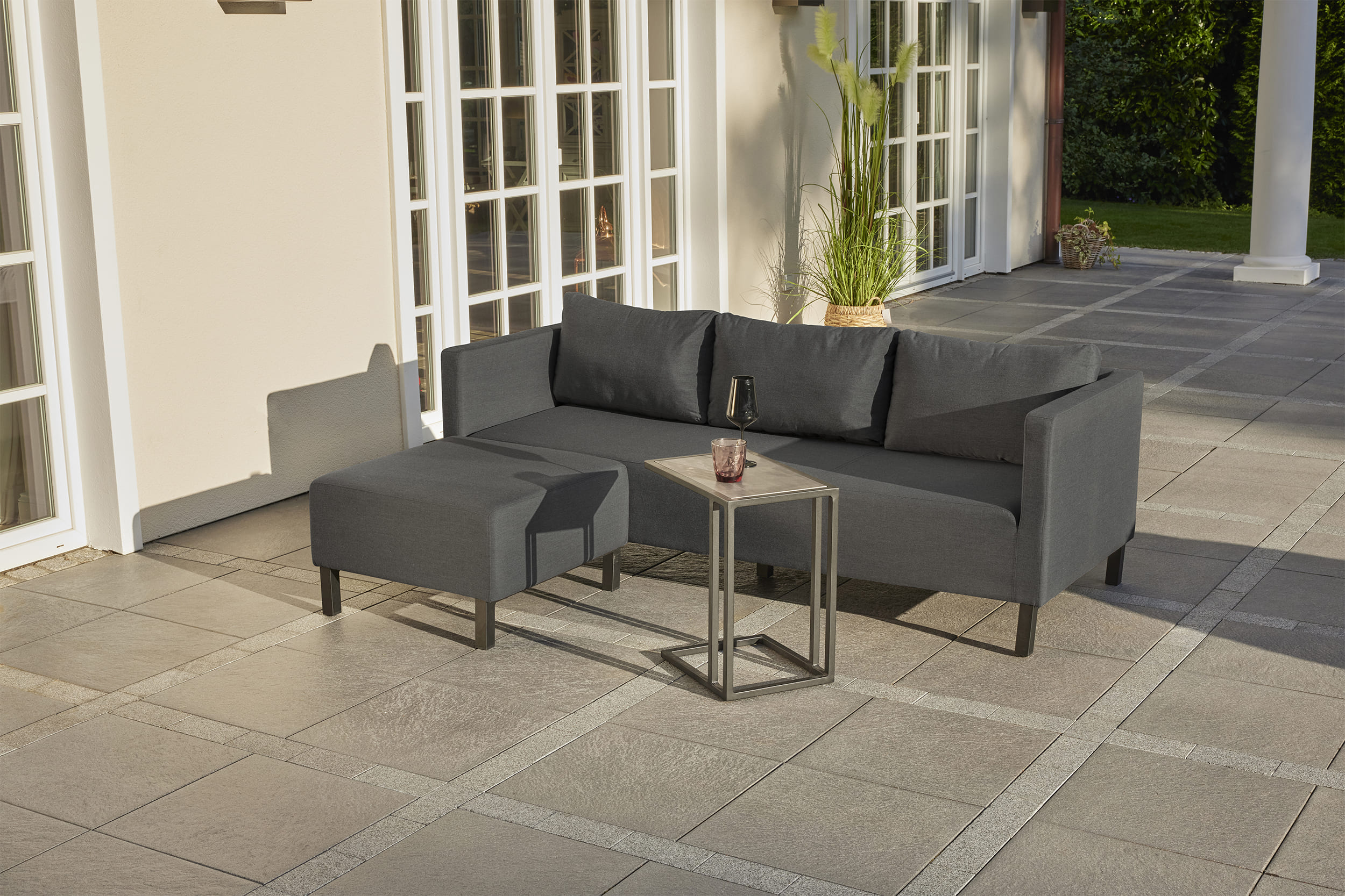 »Sunrino« Lounge-Set sooty 3-tlg. Gartenlounge Sofa inkl. Beistelltisch Sunbrella®-Bezug
